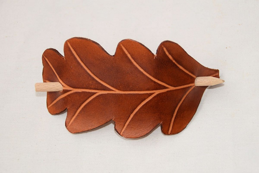 Barrette à cheveux artisanale en cuir forme feuille de chêne.