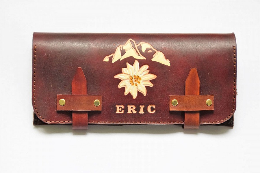 Portefeuille en cuir gravé avec edelweiss et prénom personnalisé.