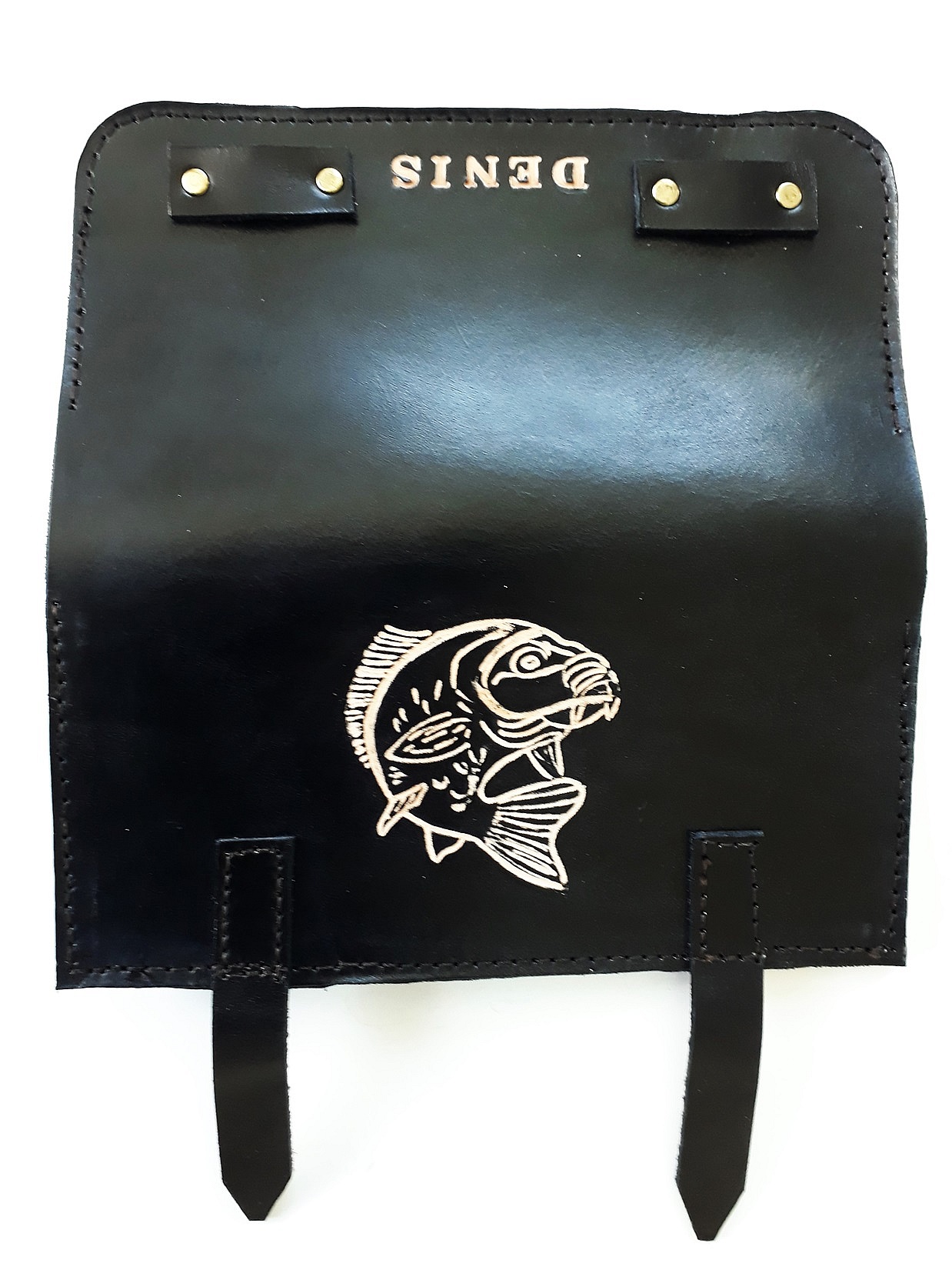 Étui en cuir noir personnalisé avec gravure de poisson.