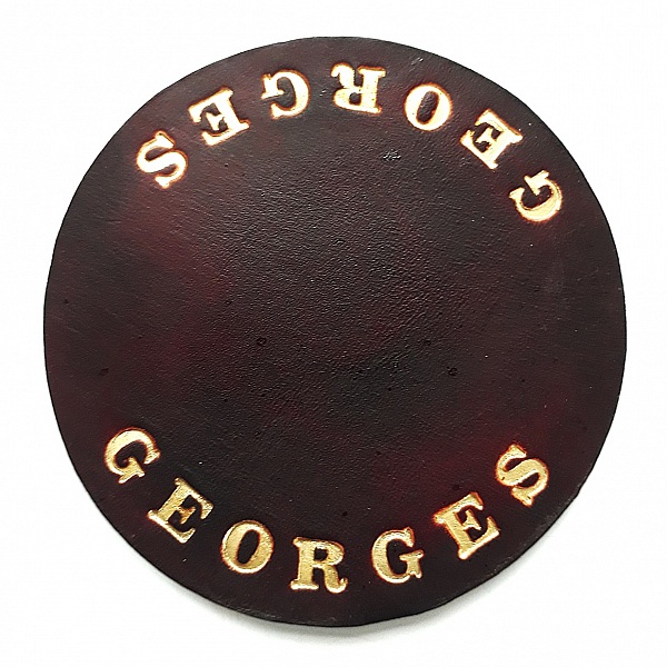 Dessous de verre rond en cuir personnalisé avec inscription or.